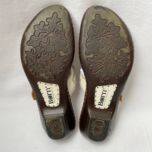 BORN Ladies White Leather Slip on Thong Sandals Size 7M - Picture 9 of 9